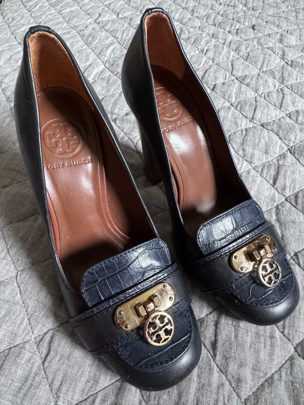 Tory Burch Navy Leather Crocodile Touch Loafer Block Pump Gold Logo Padlock 6.5
